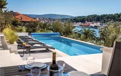 Bazen u objektu Cozy Home In Milna With House Sea View ili u blizini