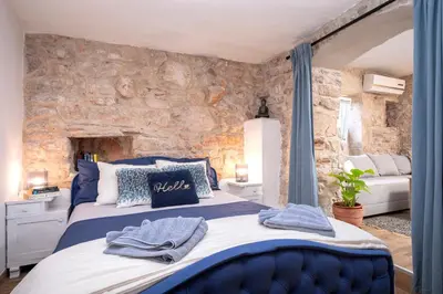 Krevet ili kreveti u jedinici u objektu Heritage Stone House Retreat -Free parking