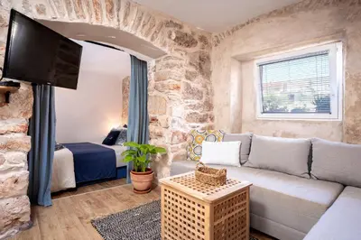 TV i/ili zabavni centar u objektu Heritage Stone House Retreat -Free parking