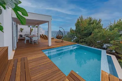 Bazen u objektu Luxury Apartments Villa Opera ili u blizini
