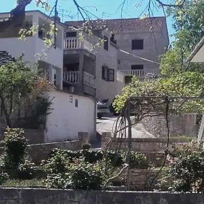 Apartments with parking space Supetar