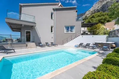 Pogled na planine ili pogled na planine iz vila