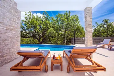 Bazen u objektu Villa Zora -luxurious villa with heated pool, sauna, 4 bedrooms, 10 persons max ili u blizini