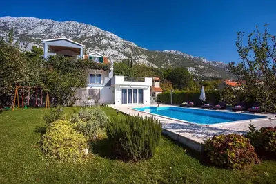 Bazen u objektu Villa Golden Garden with 50sqm private pool ili u blizini