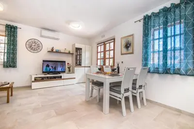 TV i/ili zabavni centar u objektu House Tia