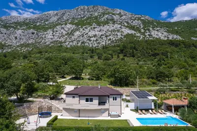 Pogled na planine ili pogled na planine iz vila