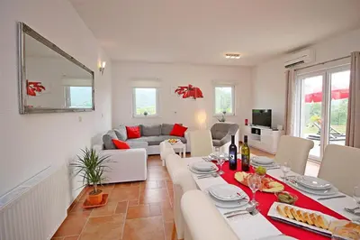 TV i/ili zabavni centar u objektu Villa Pasika with private 31m2 pool, summer kitchen with BBQ, 4 bedrooms