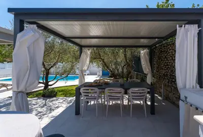 Bazen u objektu VILLA TUGARKA private pool, fitness, play-house, great for families, max 6 per. ili u blizini