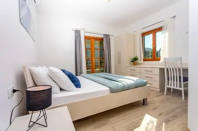 Krevet ili kreveti u jedinici u objektu VILLA SKURA private heated pool 32m2, summer kitchen, 4 bedrooms, garden