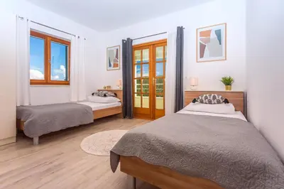 Krevet ili kreveti u jedinici u objektu VILLA SKURA private heated pool 32m2, summer kitchen, 4 bedrooms, garden