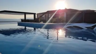 Bazen u objektu Skypool Suite 77 with private pool ili u blizini