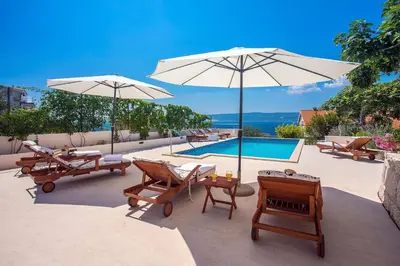 Bazen u objektu Villa Dasianda - only 90 m from the beach, private 30msq heated pool ili u blizini