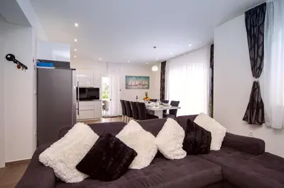 TV i/ili zabavni centar u objektu Villa Dasianda - only 90 m from the beach, private 30msq heated pool