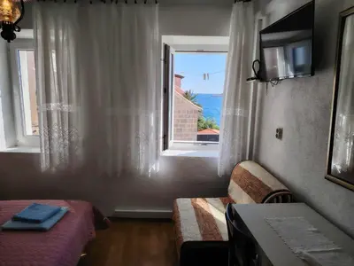 TV i/ili zabavni centar u objektu Apartments - 3 A beautiful apartment with a sea view