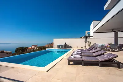 Bazen u objektu Villa Nano, 4 bedrooms, jacuzzi, heated pool, sea views, pebble beach 850m ili u blizini