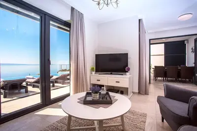 TV i/ili zabavni centar u objektu Villa Nano, 4 bedrooms, jacuzzi, heated pool, sea views, pebble beach 850m