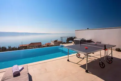 Bazen u objektu Villa Nano, 4 bedrooms, jacuzzi, heated pool, sea views, pebble beach 850m ili u blizini