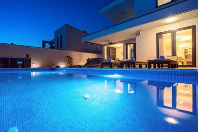 Bazen u objektu Villa Nano, 4 bedrooms, jacuzzi, heated pool, sea views, pebble beach 850m ili u blizini