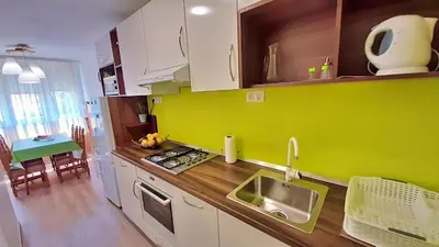 Kuhinja ili čajna kuhinja u objektu Town Center Apartment with Balcony