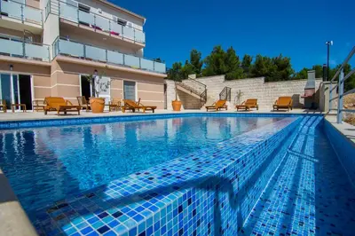 Bazen u objektu Villa Nikola - big terrace apartments ili u blizini