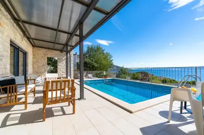 Bazen u objektu Villa Oslo - luxury place with sea views & heated pool, 300m far from sandy beach ili u blizini