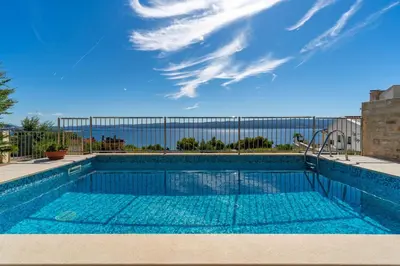 Bazen u objektu Villa Oslo - luxury place with sea views & heated pool, 300m far from sandy beach ili u blizini