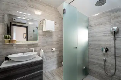 Kupaonica u objektu Villa Oslo - luxury place with sea views & heated pool, 300m far from sandy beach