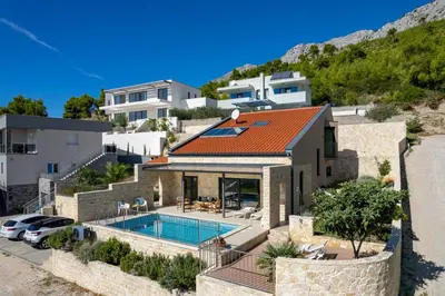Bazen u objektu Villa Oslo - luxury place with sea views & heated pool, 300m far from sandy beach ili u blizini