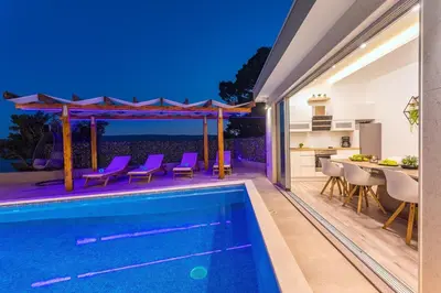 Bazen u objektu Villa Matan - only 200m from the sandy beaches, private 28m2 pool ili u blizini
