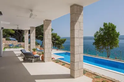 Bazen u objektu Absolute Beach Villa ili u blizini