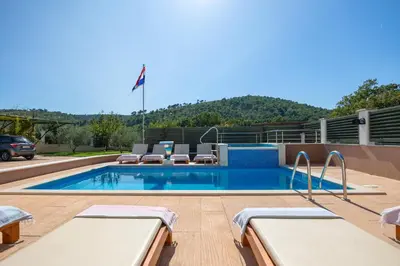 Bazen u objektu VILLA MILLA with private pool, jacuzzi, sauna, gym, max. 8 person ili u blizini