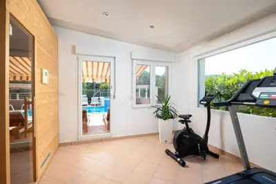 Bazen u objektu VILLA MILLA with private pool, jacuzzi, sauna, gym, max. 8 person ili u blizini
