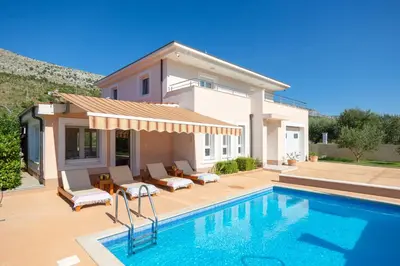 Bazen u objektu VILLA MILLA with private pool, jacuzzi, sauna, gym, max. 8 person ili u blizini