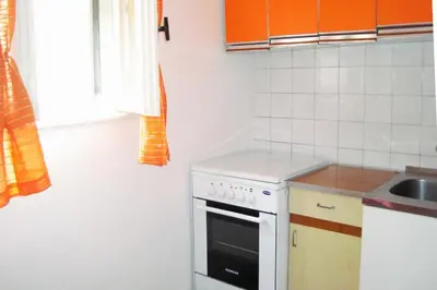 Kuhinja ili čajna kuhinja u objektu Apartments by the sea Mali Rat (Omis) - 2811
