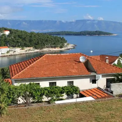 Apartments with parking space Jelsa