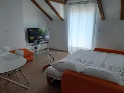 TV i/ili zabavni centar u objektu Liliana Bol Apartment with Wonderful Sea View Near the Beaches