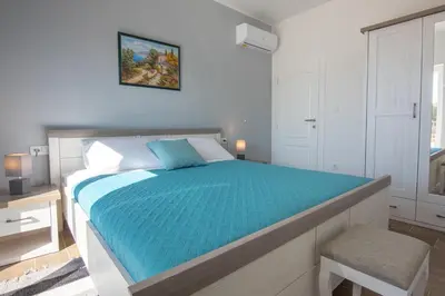 Krevet ili kreveti u jedinici u objektu Villa Luisa Pucisca - 2 Häuser, 6 Schlafzimmer Insel Brac - Pool, Grill, Kamin, Tischtennis, Boccia