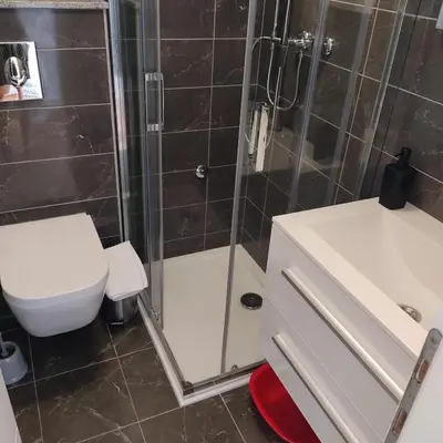 Kupaonica u objektu Apartmani Mira Brela