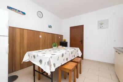 Kuhinja ili čajna kuhinja u objektu Apartment Robinzon Lantana