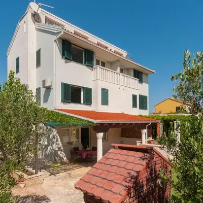Apartments with parking space Supetar