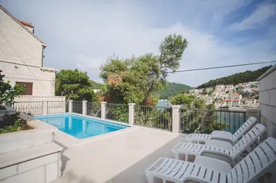 Bazen u objektu Apartmani Bauk ili u blizini