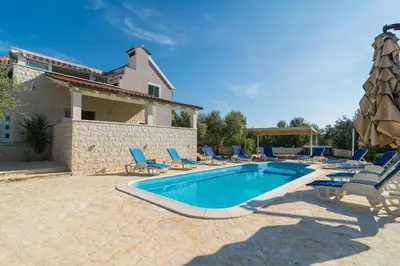 Bazen u objektu Villa Decima ili u blizini