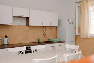Kuhinja ili čajna kuhinja u objektu Large and charming apartment near beach with big & sunny terrace