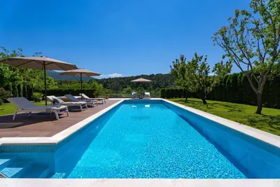 Bazen u objektu Villa Agava with heated pool, Jacuzzi, sauna, gym, 4 en-suite bedrooms ili u blizini