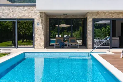 Bazen u objektu Villa Agava with heated pool, Jacuzzi, sauna, gym, 4 en-suite bedrooms ili u blizini