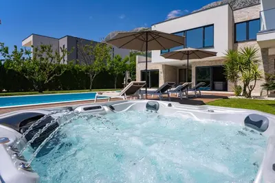 Bazen u objektu Villa Agava with heated pool, Jacuzzi, sauna, gym, 4 en-suite bedrooms ili u blizini