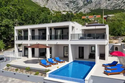 Pogled na planine ili pogled na planine iz vikendica