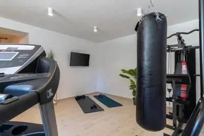 Fitness centar i/ili fitness sadržaji u objektu Villa Belina: 4 ensuite bedrooms, game room, heated pool, sauna & gym