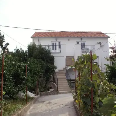Apartments with parking space Supetar