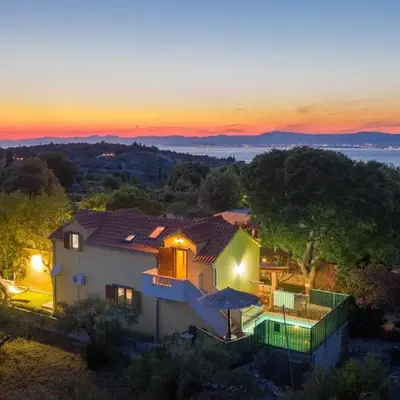 Luxury villa with a swimming pool Skrip